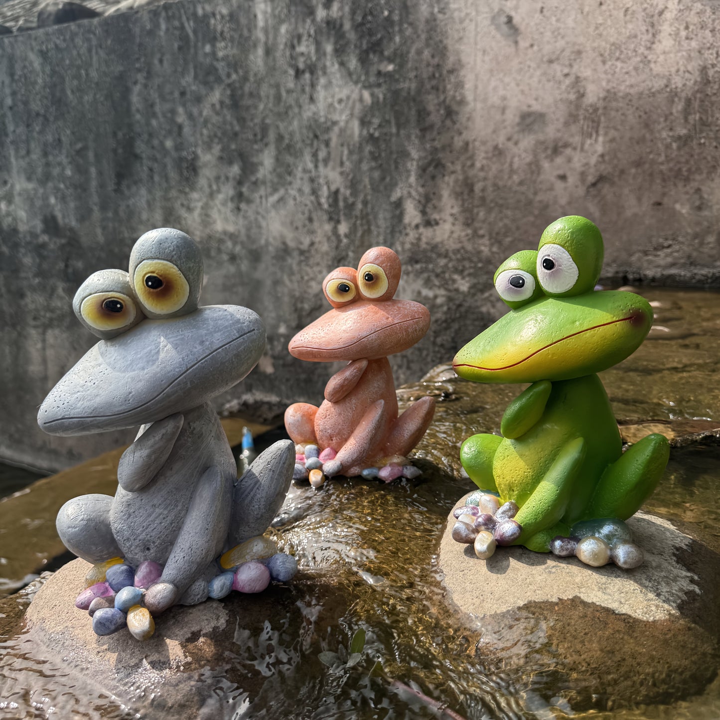 [Charming Frog] Rustic Resin Charming Frog Statues | Unique Outdoor Yard Accent, Cute Patio Embellishments, Mother's Day Gift, No Battery Required, Frog Garden Deco