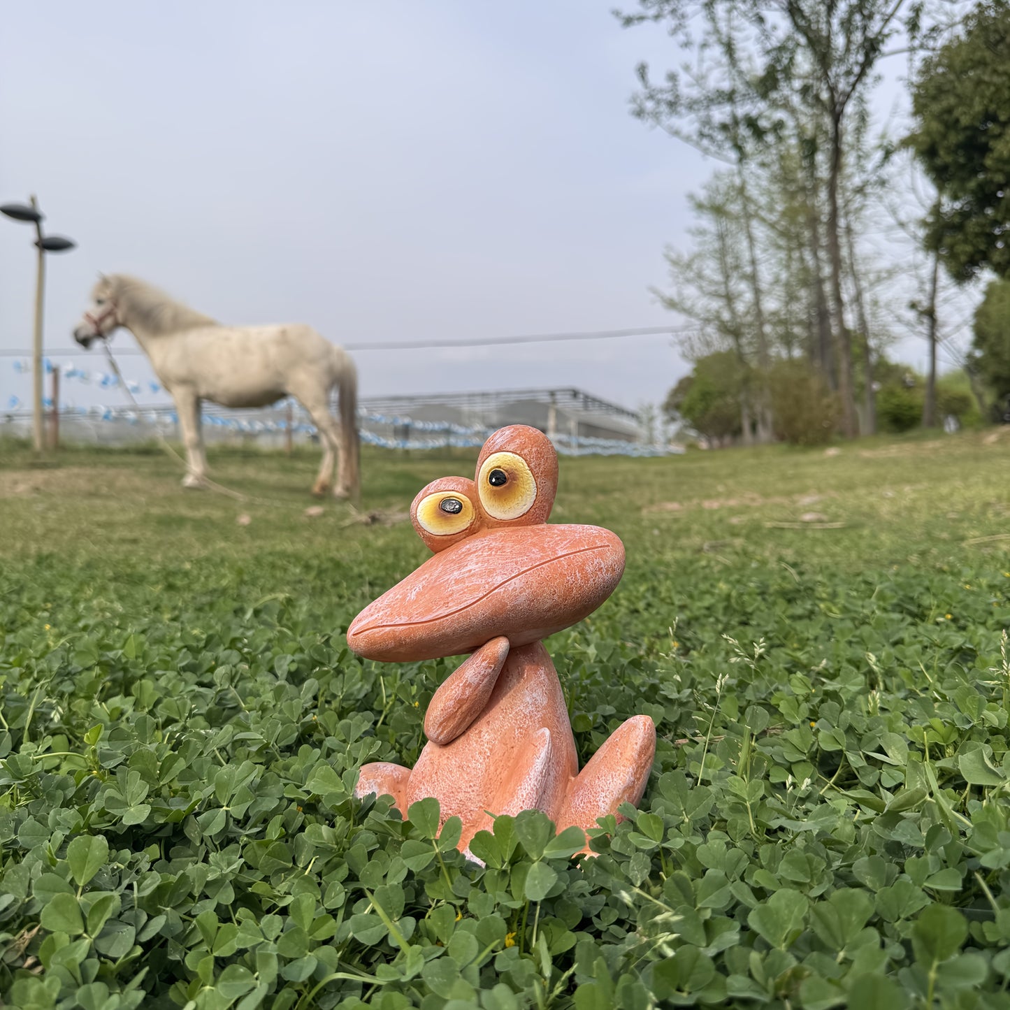 [Charming Frog] Rustic Resin Charming Frog Statues | Unique Outdoor Yard Accent, Cute Patio Embellishments, Mother's Day Gift, No Battery Required, Frog Garden Deco