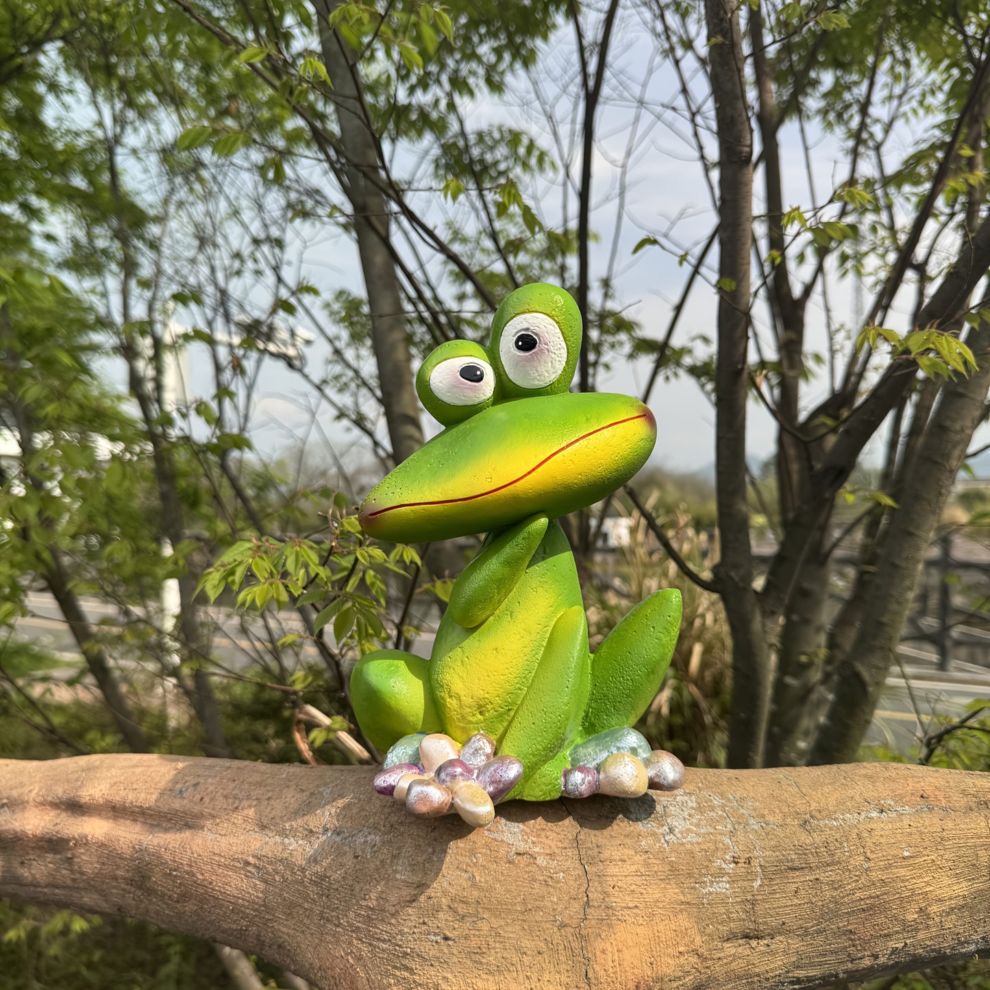 [Charming Frog] Rustic Resin Charming Frog Statues | Unique Outdoor Yard Accent, Cute Patio Embellishments, Mother's Day Gift, No Battery Required, Frog Garden Deco