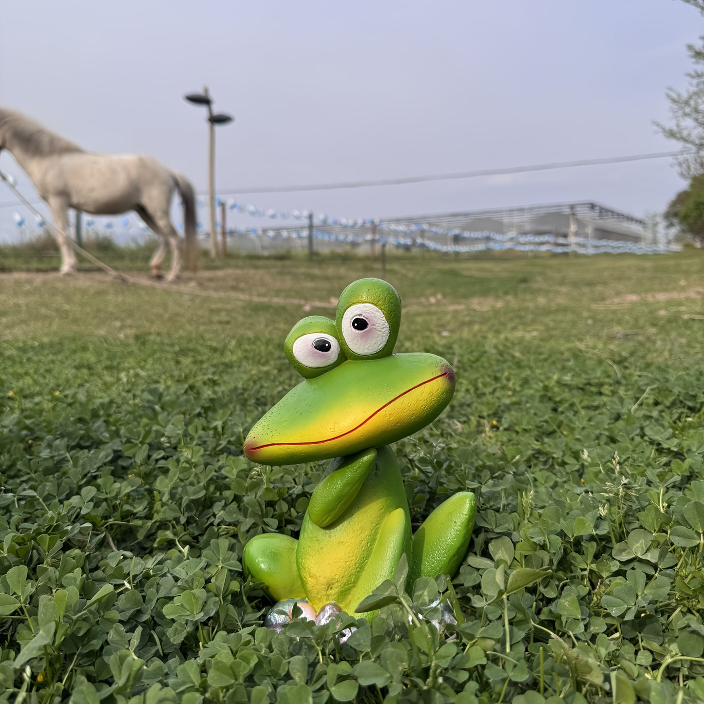 [Charming Frog] Rustic Resin Charming Frog Statues | Unique Outdoor Yard Accent, Cute Patio Embellishments, Mother's Day Gift, No Battery Required, Frog Garden Deco