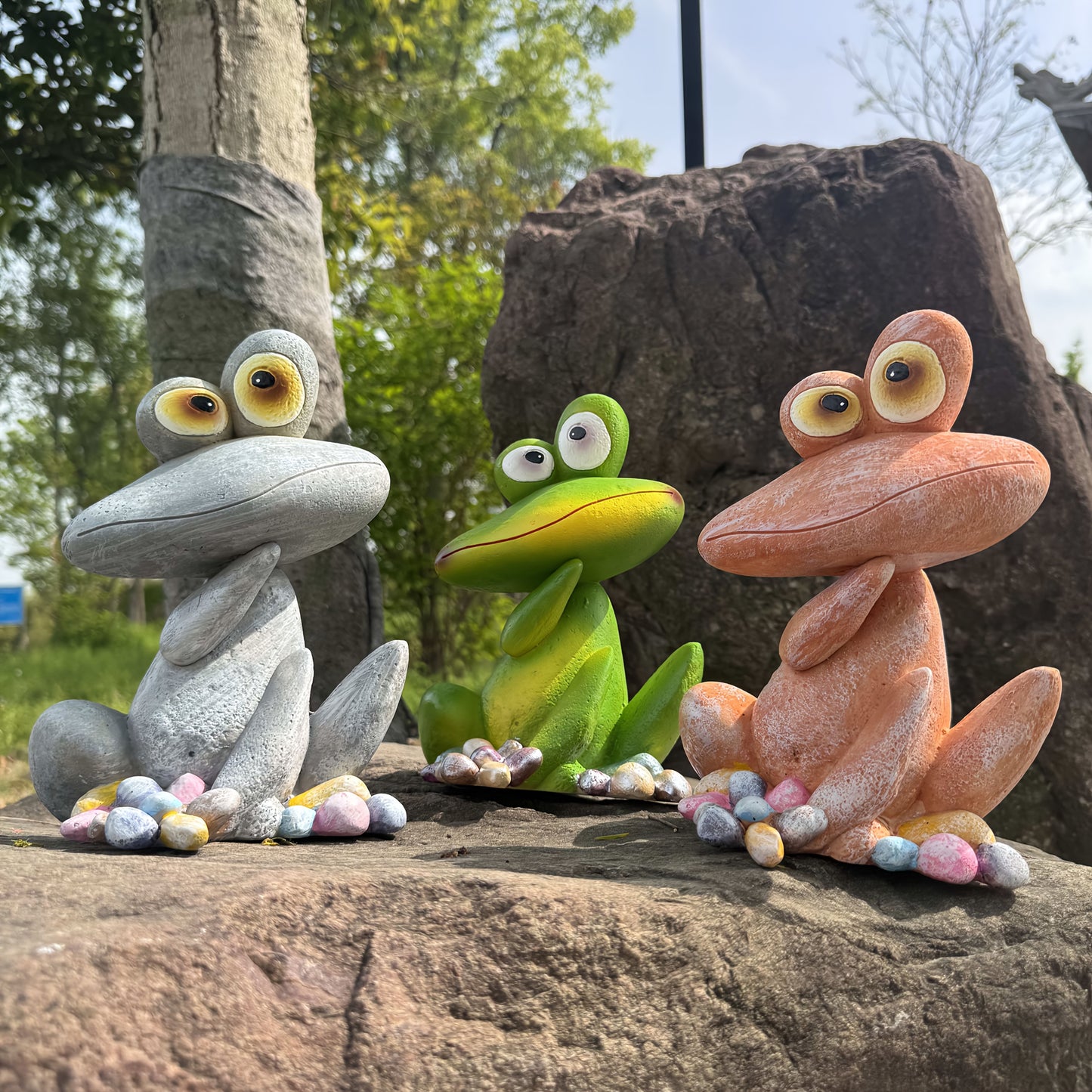 [Charming Frog] Rustic Resin Charming Frog Statues | Unique Outdoor Yard Accent, Cute Patio Embellishments, Mother's Day Gift, No Battery Required, Frog Garden Deco
