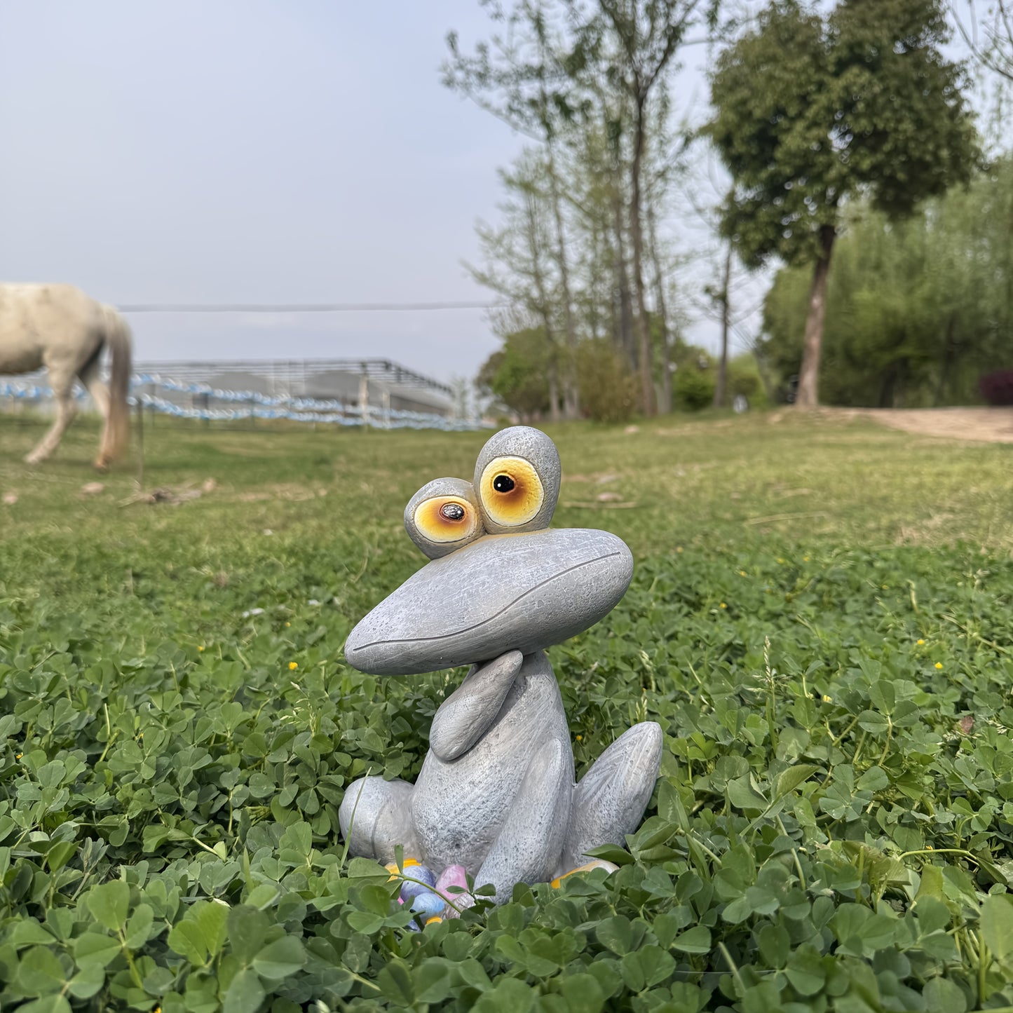 [Charming Frog] Rustic Resin Charming Frog Statues | Unique Outdoor Yard Accent, Cute Patio Embellishments, Mother's Day Gift, No Battery Required, Frog Garden Deco