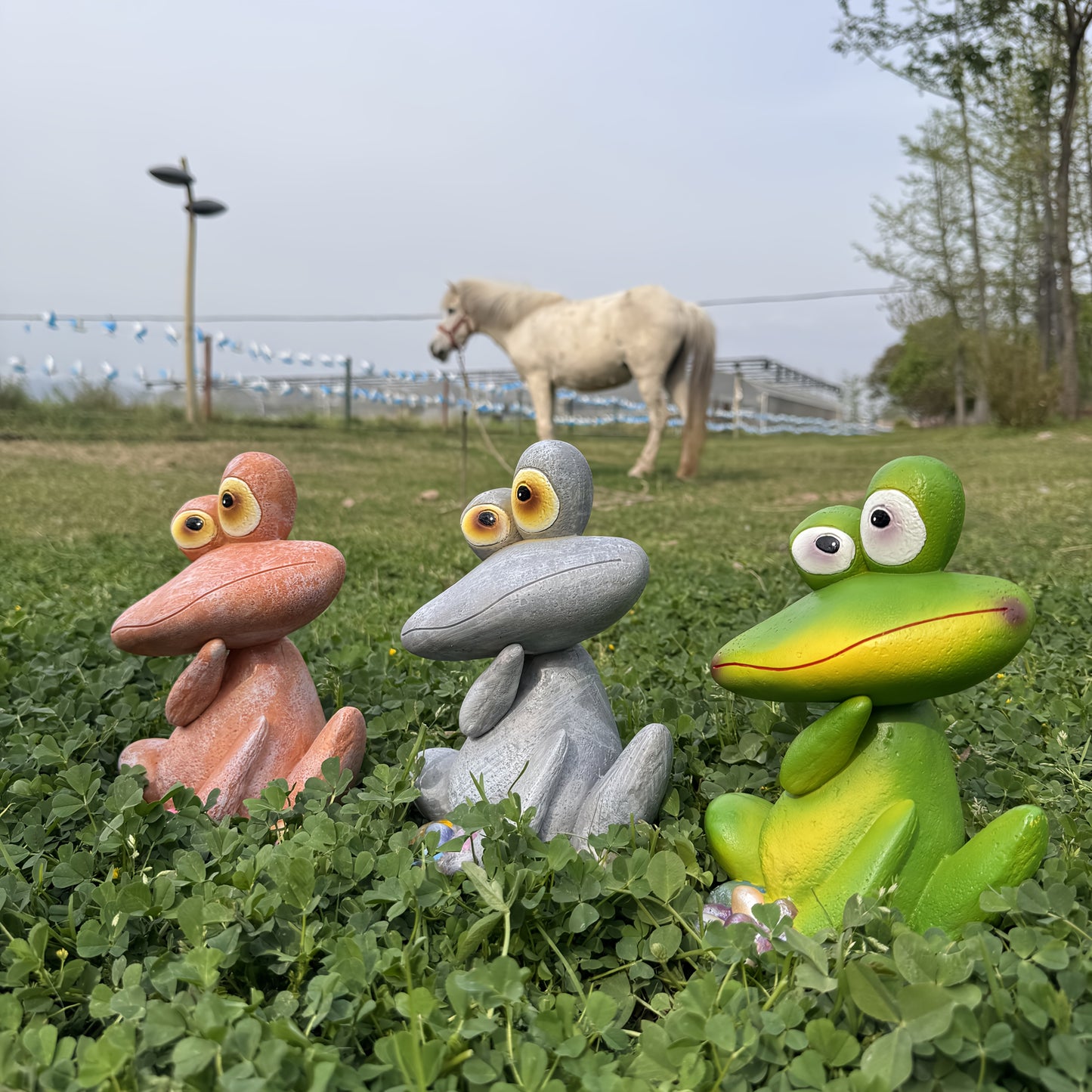 [Charming Frog] Rustic Resin Charming Frog Statues | Unique Outdoor Yard Accent, Cute Patio Embellishments, Mother's Day Gift, No Battery Required, Frog Garden Deco